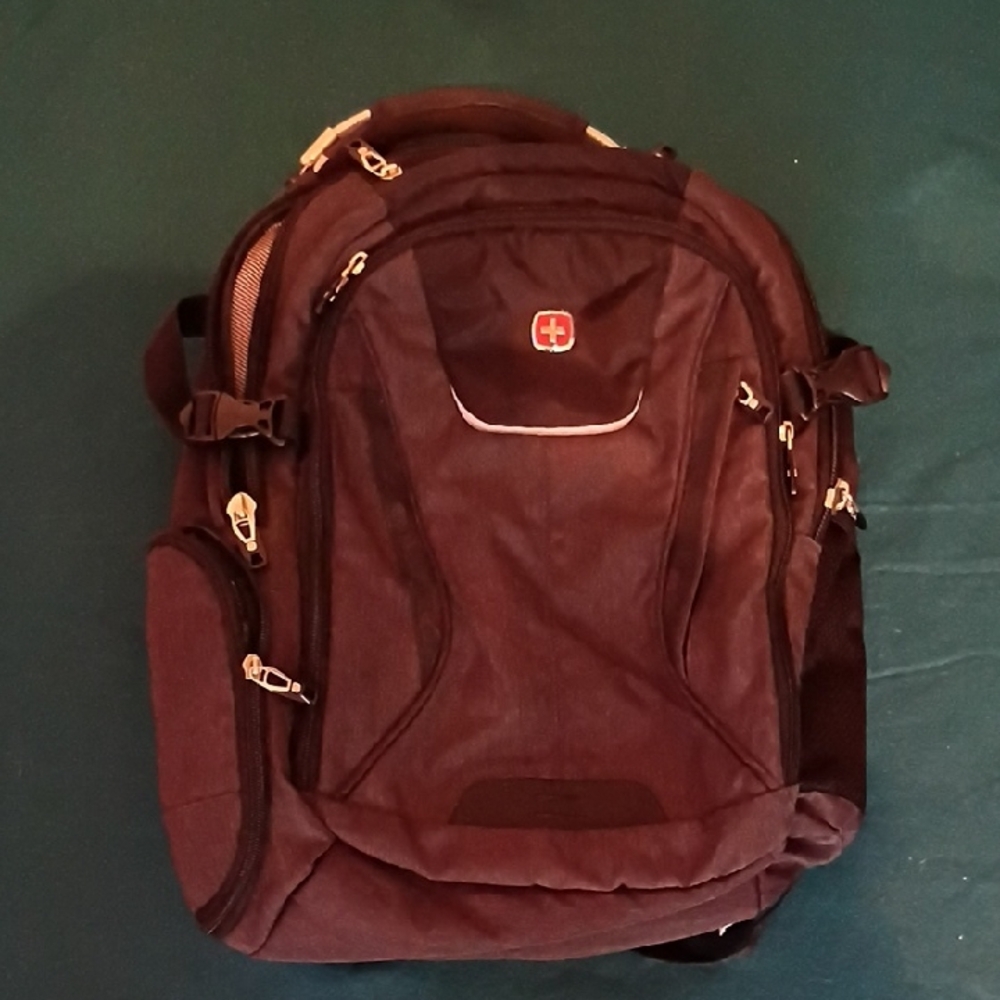 SwissGear Backpack with thermal pocket and USB charging port(2)